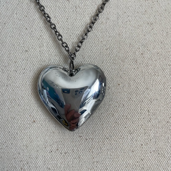 Puffy Glass Heart Necklace. - Picture 3 of 6